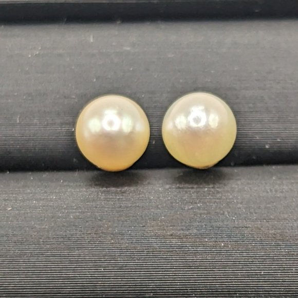 18k Yellow Gold Pearl Stud Earrings - Picture 3 of 3